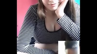 Chica de legal a&ntilde;os le ense&ntilde;a todo a su amigo de internet