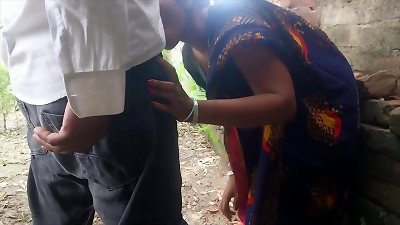 Desi Bhabhi in the jungle- The fire of youth hidden behind the trees!