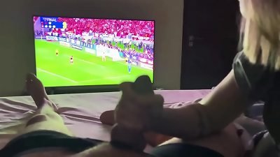young wife blowing husband during the Corinthians x Flamengo final. accomplish in RED.
