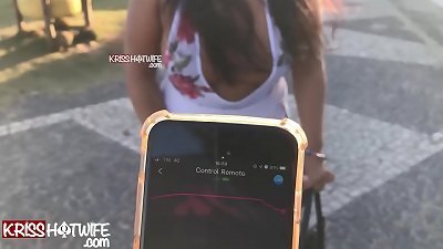 Kriss cheating Com Vibrador Remoto round Na Praia P&uacute;blica