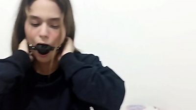 mi hermanastra esta aburrida y juego con ella hasta follarmela (parte 1)