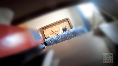 Camara oculta: la hermana peque&ntilde;a de mi mejor amigo me dejo correrme adentro de ella. Dice: nunca he sentido una verga as&iacute;, quitate el condon