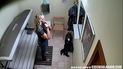 light-haired big hooters mom Tannning her bod in Solarium