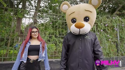 Rosario is horny on the street and ends up pulverizing milky hairy man ... Don't sight at him if you're fragile !!