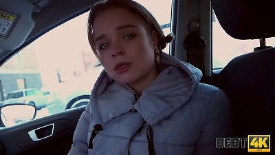 DEBT4k. Jolie mignonne paie la dette qu'elle a prise pour ses gros fake seins avec sa chatte