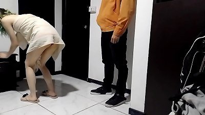 newly bathed I receive the delivery guy and I receive him in underpants so he can drill me, we do the sixty nine standing up!!!