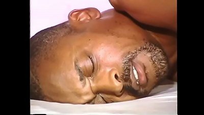 Gene Lamar gosando&period;