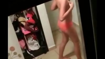 Espi&oacute; a mi vecina mientras se cambia pervertido