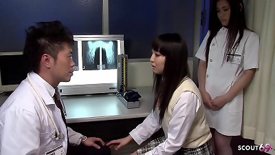 Pervers japanese physician entice petite teenager to Join older young FFM three way at hospital
