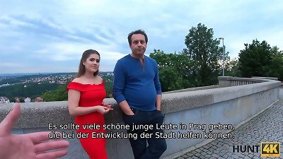 HUNT4K. B&ouml;ses M&auml;dchen verdient viel Geld mit ihrem gorgeous K&ouml;rper vor ihrem armen Vater