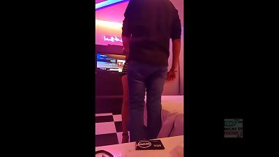 Karlita cuckold se fuma un gallo , sienta a su marido en una silla, se pone liguero negro y me coge frente a el 1