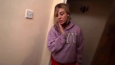 giant culo Stepmom Shares sofa With Stepson During Cold Night