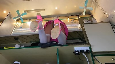 I love the way this jaw-dropping cherry presents her donk to the camera while chatting to the clients