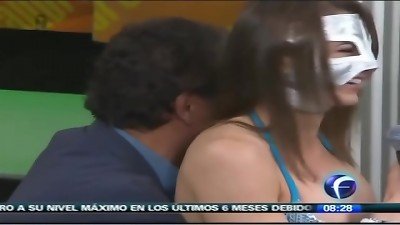 La edec&aacute;n ingrid brans se sienta en la reata del profe