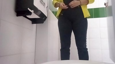 Camera in office shower records secretary pissing