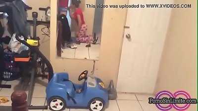 Le chorrean toda la cara de lechita