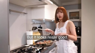 [Nipple full view] Make omelet rice with a bare apron.